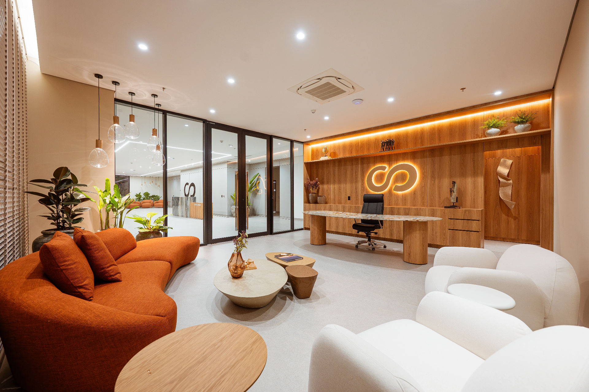 Recepção de escritório corporativo projetado pela Almora Arquitetura em Luís Eduardo Magalhães, com madeira clara, cortinas de linho e luz natural